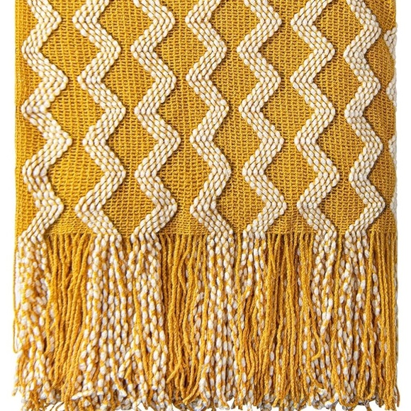 NWOT Yellow and White Zigzag Fringe Throw Blanket - Picture 1 of 6